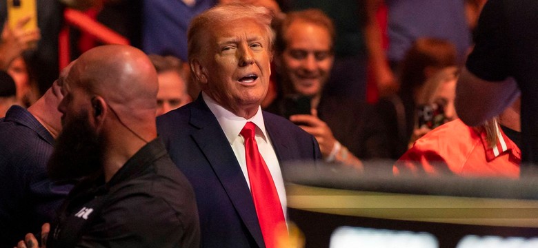 Trump nie gryzł się w język: Macron właził Xi Jinpingowi w...