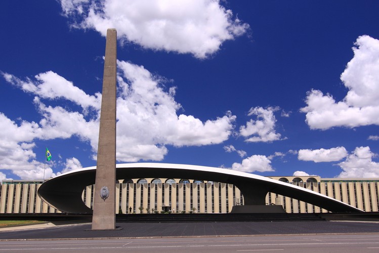 Miasto od początku istnienia było obsesją i politycznym manifestem. Ówczesny prezydent był tak zdeterminowany, żeby przejść do historii jako założyciel Brasilii, że na jej budowę przeznaczył ogromną część budżetu kraju. Oprócz obietnicy '50 lat rozwoju w pięć', zasłynął między innymi z wynajęcia Boeingów do dowożenia cementu na plac budowy nowej stolicy. Zainaugurował ją zanim jeszcze została ukończona, aby nie zrobił tego jego następca. Na zdjęciu: główna kwatera brazylijskiej armii
