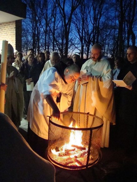 Święcenie ognia – jeden z ważniejszych elementów liturgii Wigilii Paschalnej (fot. John Stephen Dwyer - Boston, opublikowano na licencji Creative Commons Attribution-Share Alike 3.0 Unported)