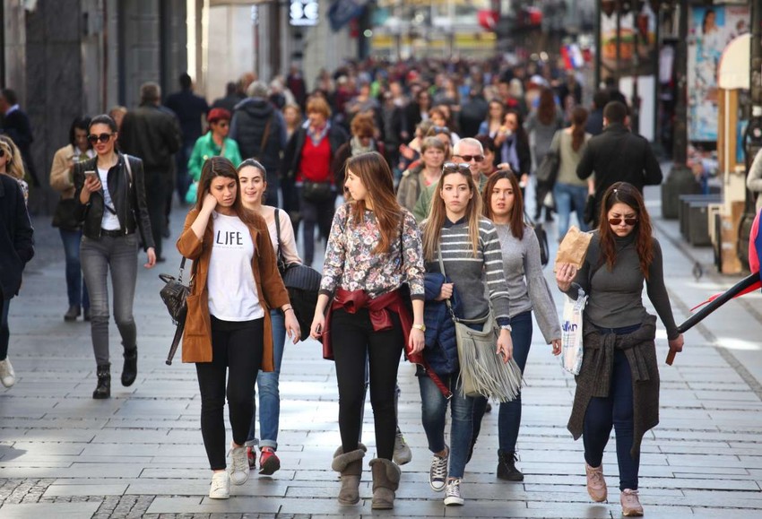 Ulica Kneza Mihaila, vrvi od života, prepuna ljudi