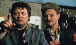 "Od Zygmunta ukłony i różne wyrazy...". QUIZ o kultowych cytatach z filmów Barei. Jak dobrze je znasz?