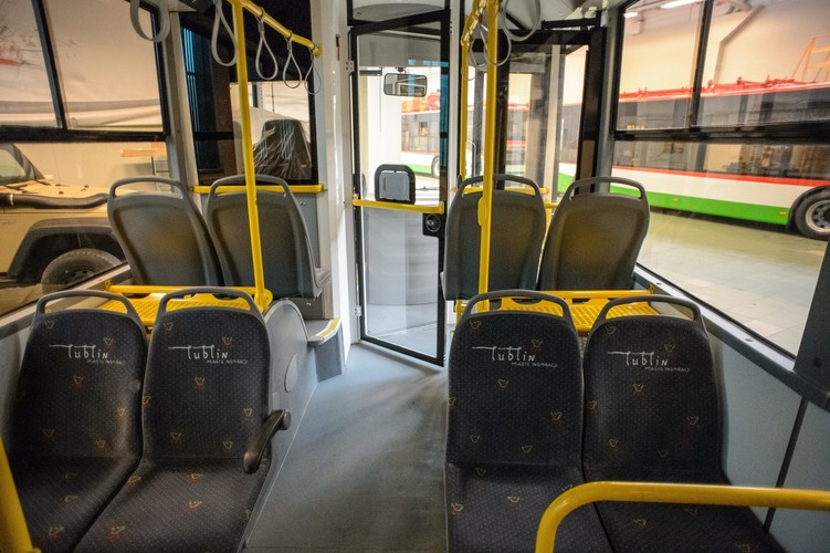 W autobusie są 23 miejsca siedzące. Łącznie w elektrycznym Ursusie mieści się 70 pasażerów. <br><br>. (mgo) PAP/Wojciech Pacewicz