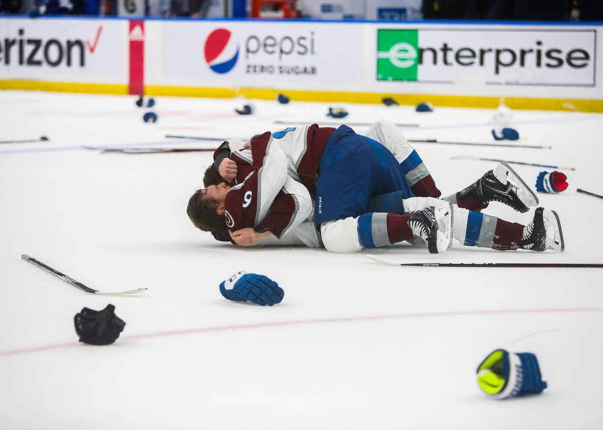 Radość hokeistów Colorado Avalanche (na górze - Nathan MacKinnon, na dole - Erik Johnson)