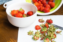 Nie wyrzucaj szypułek z truskawek. Niewiele osób wie o ich właściwościach