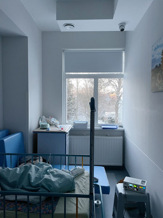 Zdjęcie szpitalnego łóżeczka córki Kasi Tusk