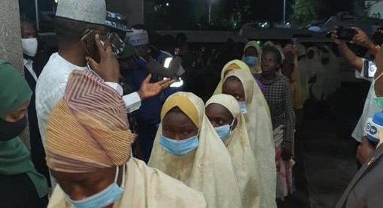 Governor Bello Matalle receiving the kidnapped schoolgirls. [Bello Matawalle]