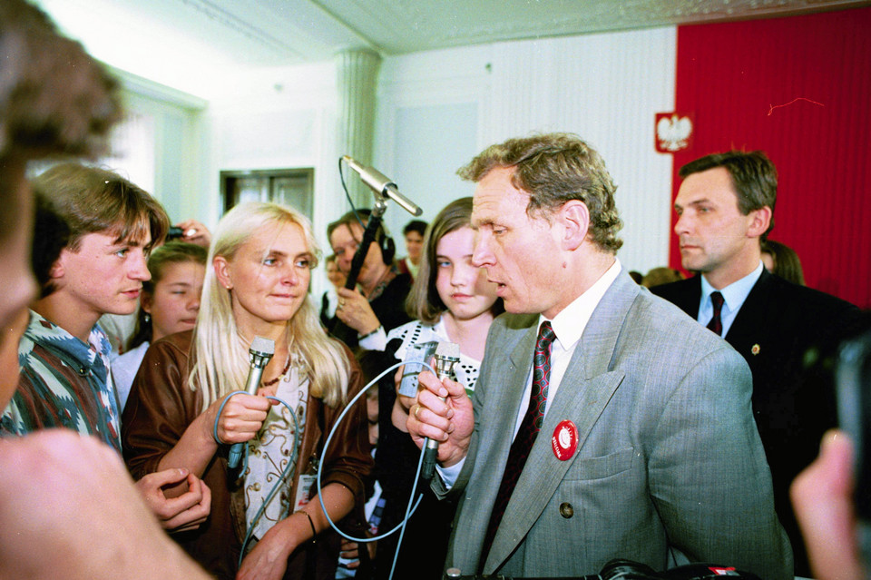 Warszawa, 1994 rok. Dziennikarka na konferencji z Aleksandrem Łuczakiem, byłym ministrem edukacji narodowej