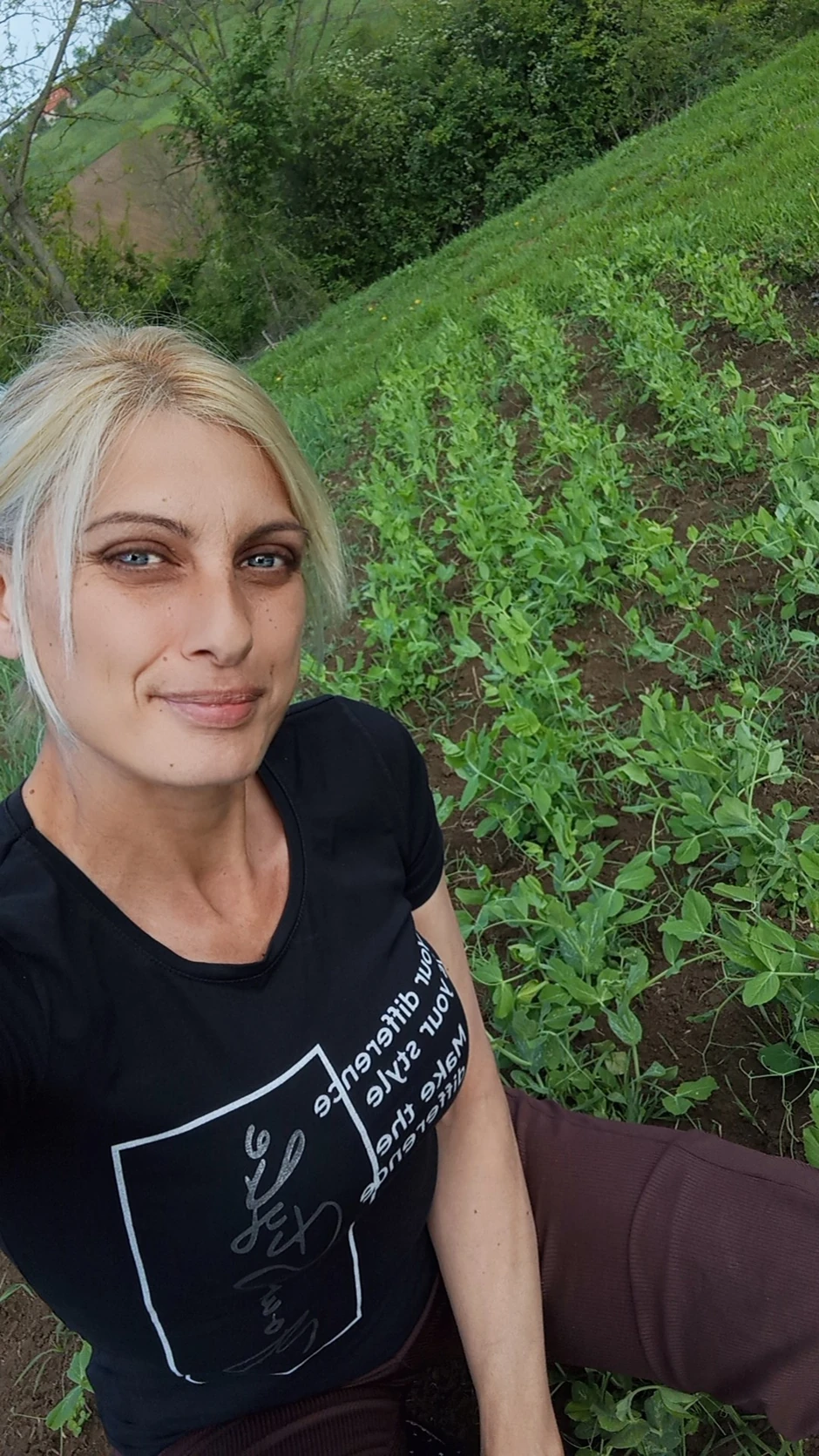 Mirjana uzgaja povrće u otvorenoj bašti, bez upotrebe hemikalija i pesticida