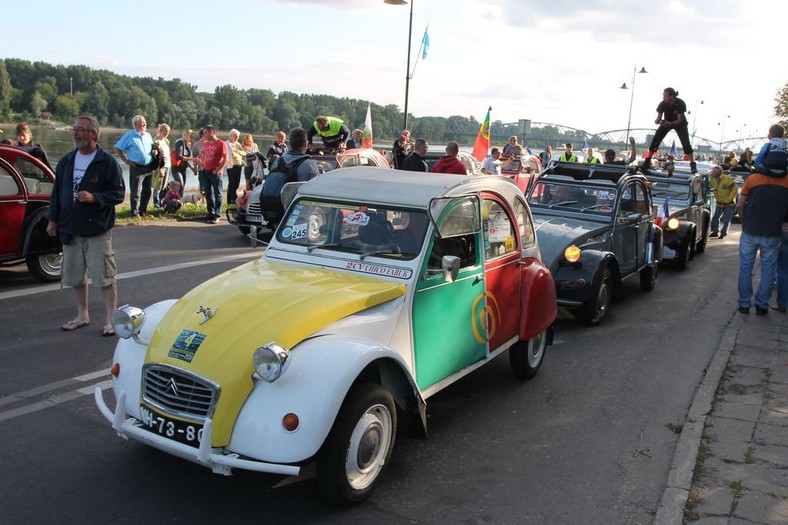 21. Światowy Zlot Miłośników Citroëna 2CV Toruń 2015