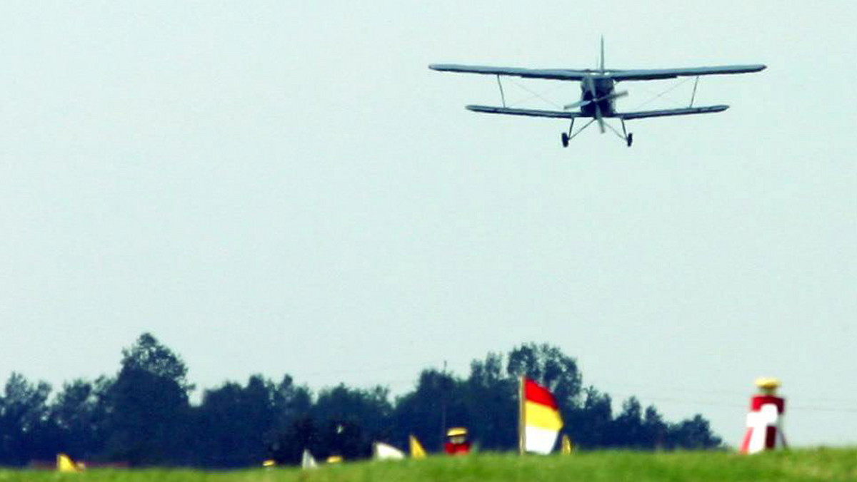 Koło lotniska Olsztyn-Dajtki doszło do wypadku samolotu An-2. Maszyna spadła na drzewa. Jak podaje TVN24 zarówno pilot, jak i pasażer, przeżyli wypadek.