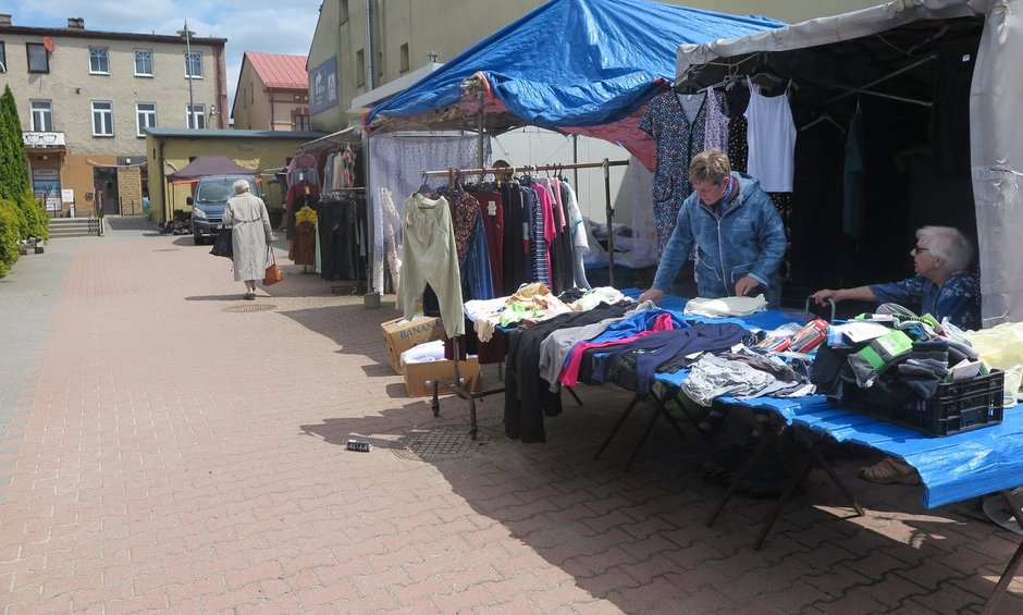 Sprzedawcy handlują na niemalże opustoszałym placu