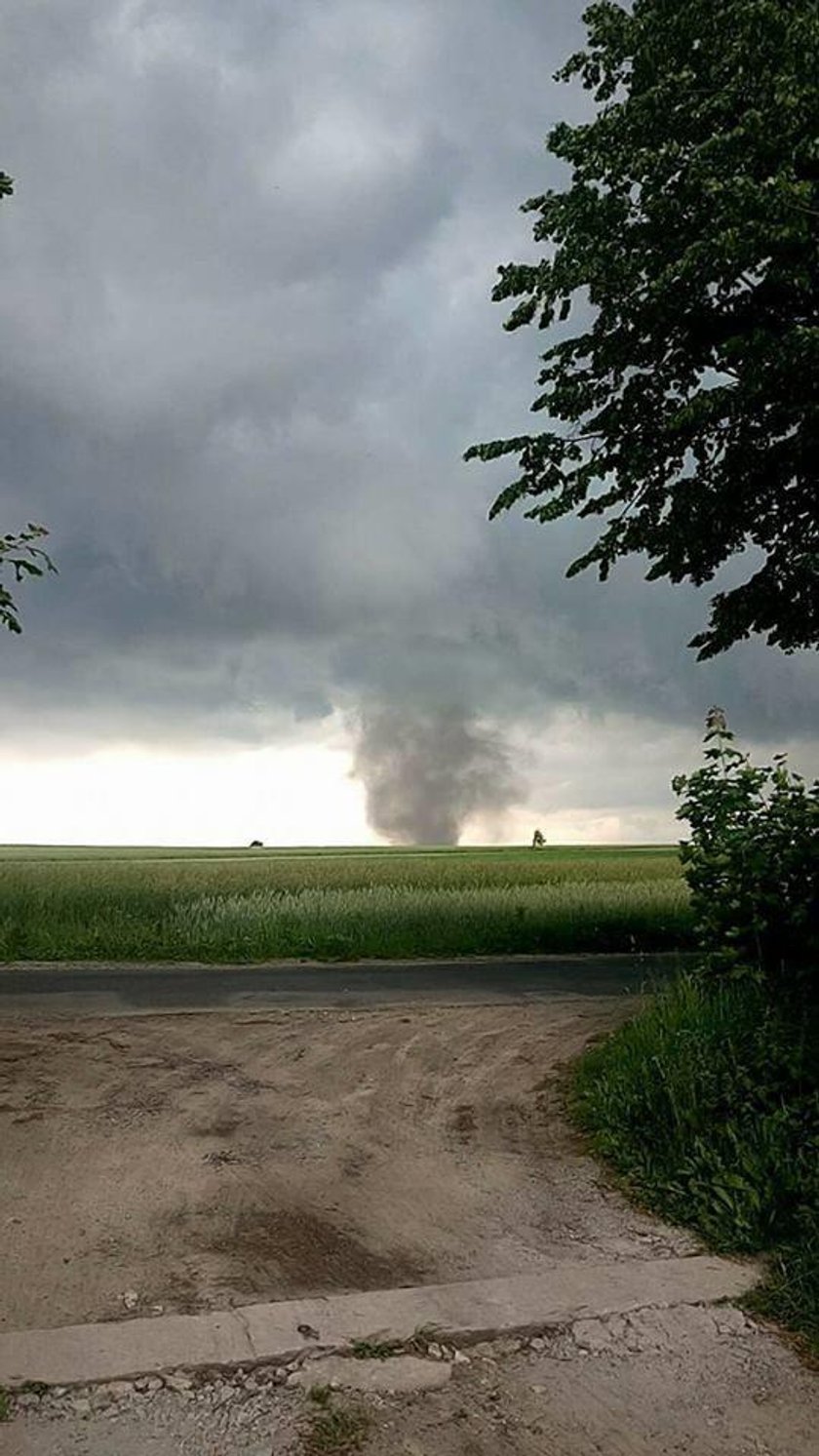 Trąba powietrzna na Mazowszu. Uszkodzone budynki, zerwana linia energetyczna