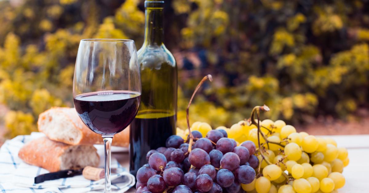 La France est devenue le plus grand producteur de vin.  Les Italiens ont été touchés par une maladie végétale