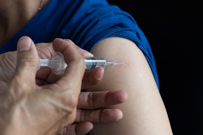 Ubrizgava se pomoću šprica