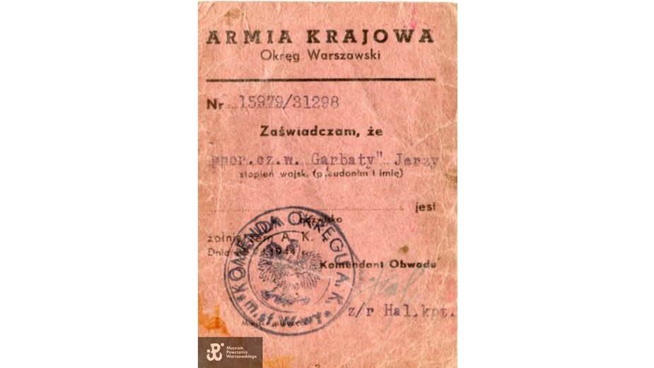 egitymacja ppor. Jerzego Frymusa ,,Garbatego”, zdobywcy Prudentialu w pierwszym dniu Powstania Warszawskiego. Pseudonim „Hal” w prawym dolnym rogu oznacza jednego z najwybitniejszych liniowych dowódców powstańczych, kpt. Wacława Stykowskiego „Hala”