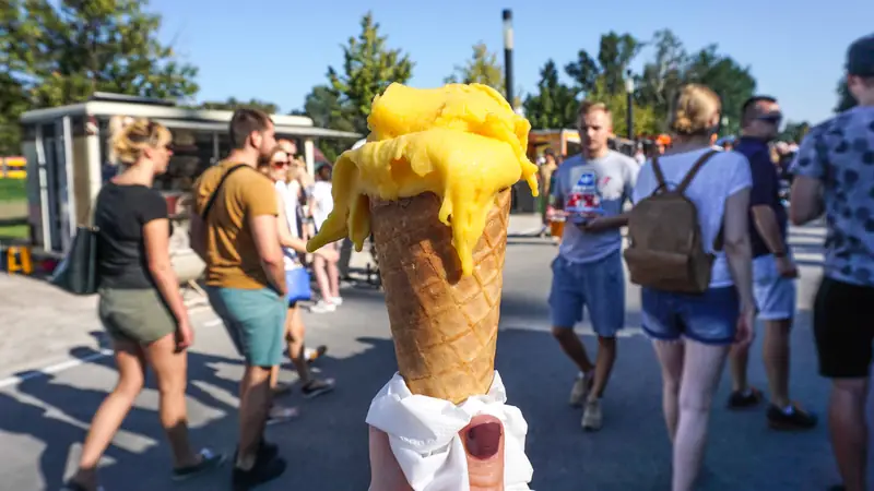 Mango lassi w słodkim waflu na zeszłorocznym Żarciu na kółkach