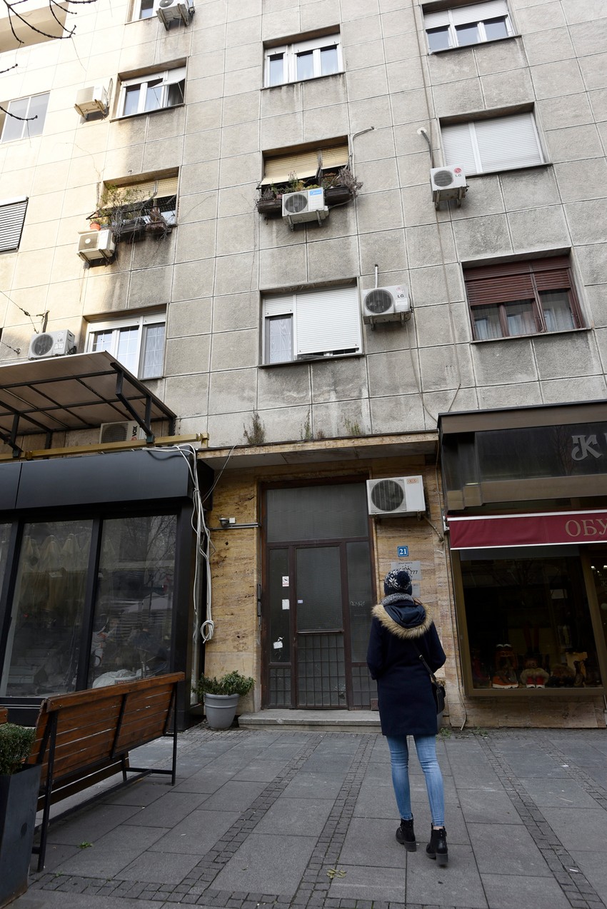 Fasada na prednjoj strani zgrade izgleda "pod konac"