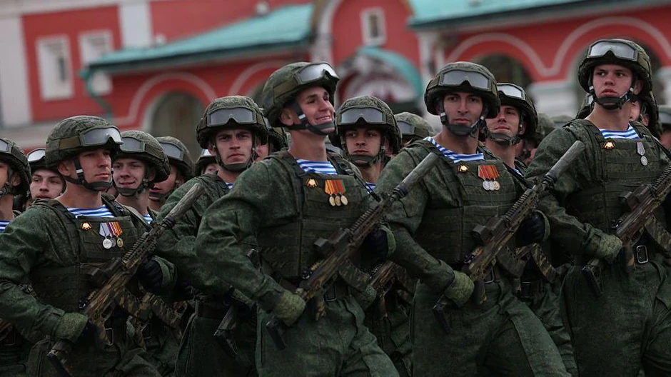Ruski padobranci marširaju tokom parade povodom Dana pobede u Moskvi 9. maja 2026. godine, obeležavajući kraj Drugog svetskog rata | Foto: Getty Images