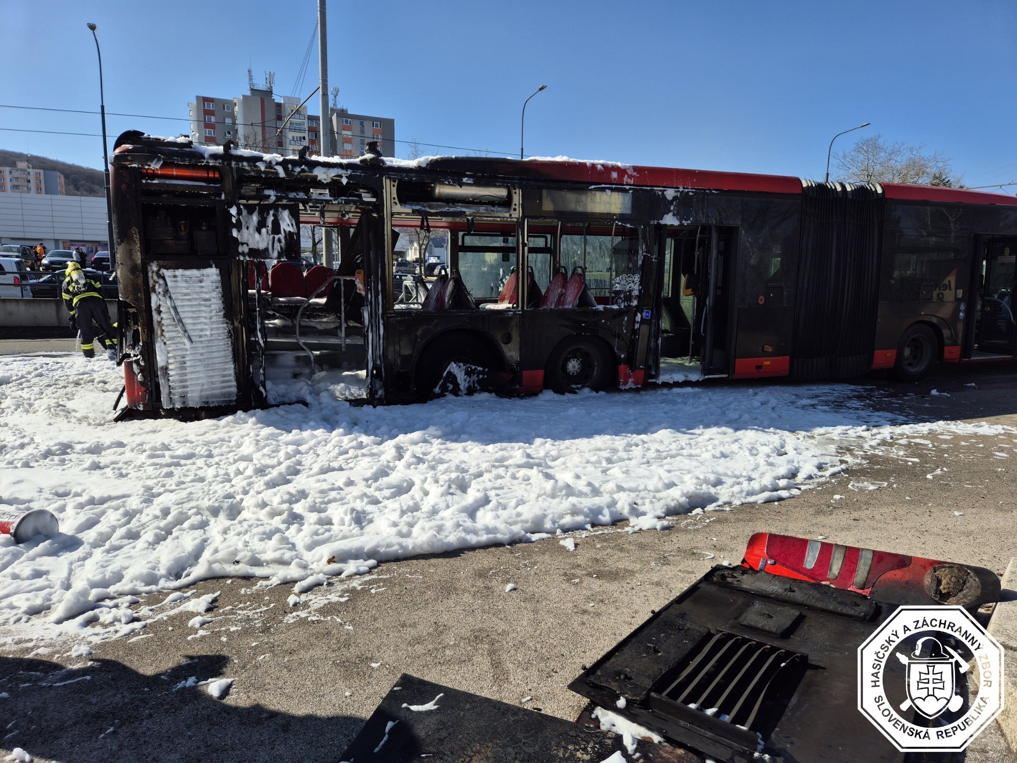 Na Saratovskej ulici v Bratislave horel autobus MHD.