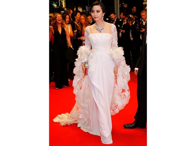 Fan Bingbing w zachwycającej, białej sukni z szalem od Elie Saab Couture
