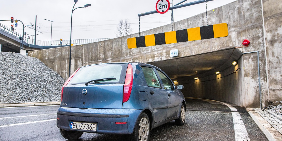 Znaki wokół dworca fabrycznego wprowadzają kierowców w błąd