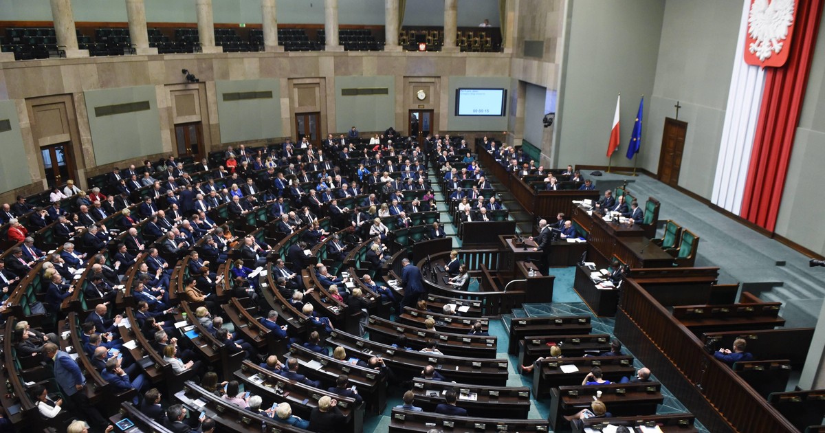Nowy sondaż poparcia partii politycznych. Jedna z nich ma najgorszy wynik od dziesięciu lat
