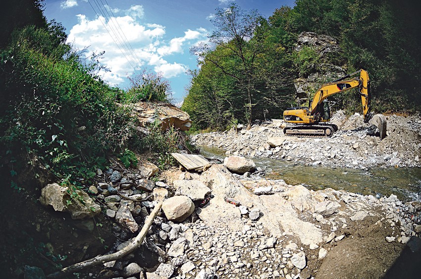 Za izgradnju elektrana koristi se teška mehanizacija, uništavaju se korito reke i živi svet