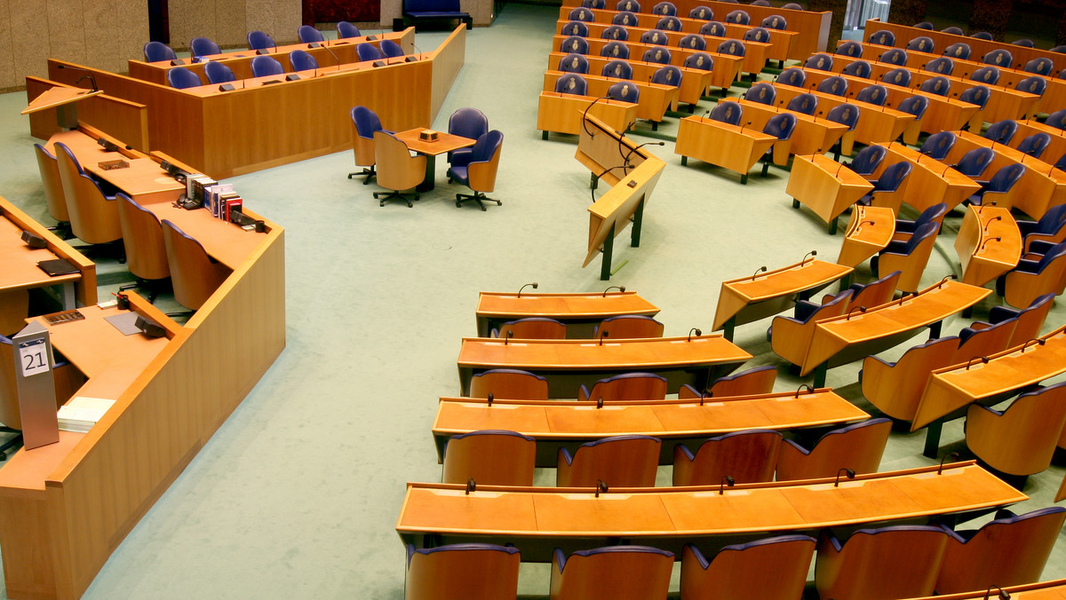 W izbie niższej holenderskiego parlamentu zawieszono na cały dzisiejszy dzień debatę po próbie samobójstwa 65-letniego mężczyzny, który w trakcie wypowiedzi jednego z deputowanych wyskoczył z galerii dla publiczności. Odwieziono go do szpitala.
