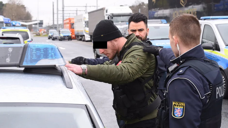 Niemieccy policjanci zatrzymują jednego z ludzi Rutkowskiego
