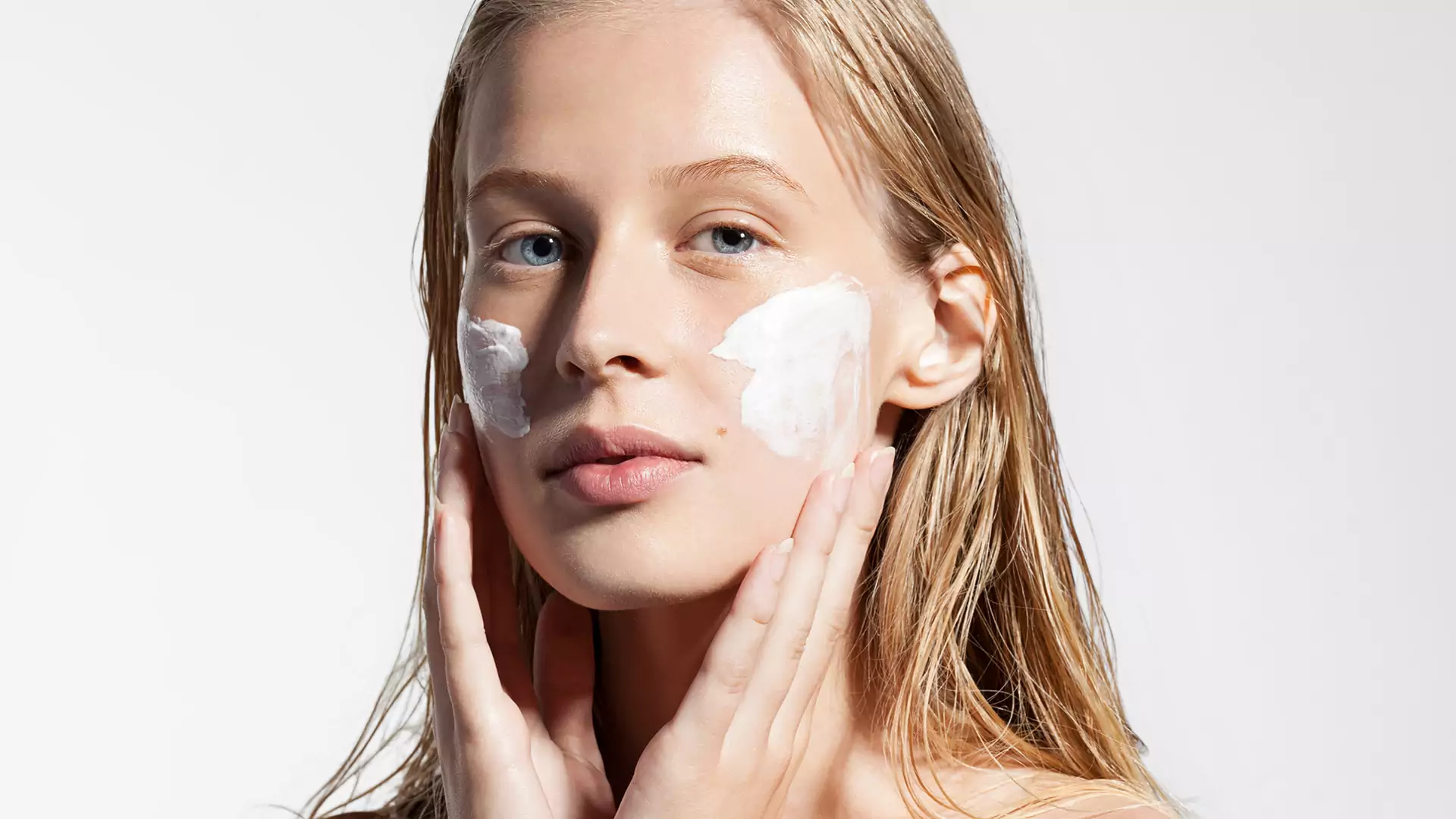 Skin flooding – ratunek dla suchej skóry. Czym jest nowy trend z Tik Toka?