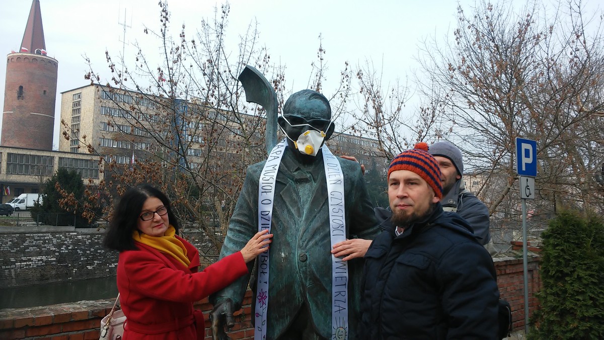 Koalicja "Dla Czystego Powietrza" ponownie bije na alarm. Dziś oficjalnie zainaugurowali działalność OSY, czyli Opolskiej Sieci Antysmogowej, której celem będzie monitorowanie jakości powietrza w Opolu. Symbolicznie nałożyli też maseczkę przeciwpyłową na pomnik Karola Musioła na ul. Zamkowej. – Gdybyśmy mieli bazować na niektórych wynikach ze stacji pomiarowych, musielibyśmy zarządzić ewakuację Opola – mówią.