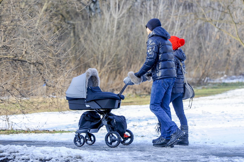 Katarzyna Zielińska z mężem i z dzieckiem na spacerze