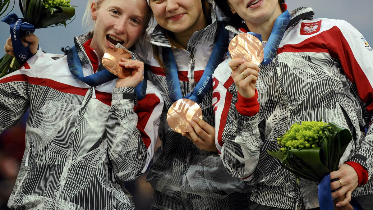 Do zimowych igrzysk olimpijskich w Soczi zostały już tylko dwa lata. Adama Małysza spróbuje zastąpić Kamil Stoch, a Justyna Kowalczyk już dziś zapowiada walkę z norweską koalicją. Pojawia się pytanie co z naszymi panczenistkami, które sprawiły nam tyle radości, niespodziewanie sięgając po brązowy medal? Luiza Złotkowska, podobnie jak jej koleżanki ma ambicje przynajmniej powtórzyć sukces, ale niestety całe trio wciąż musi płynąć pod prąd.