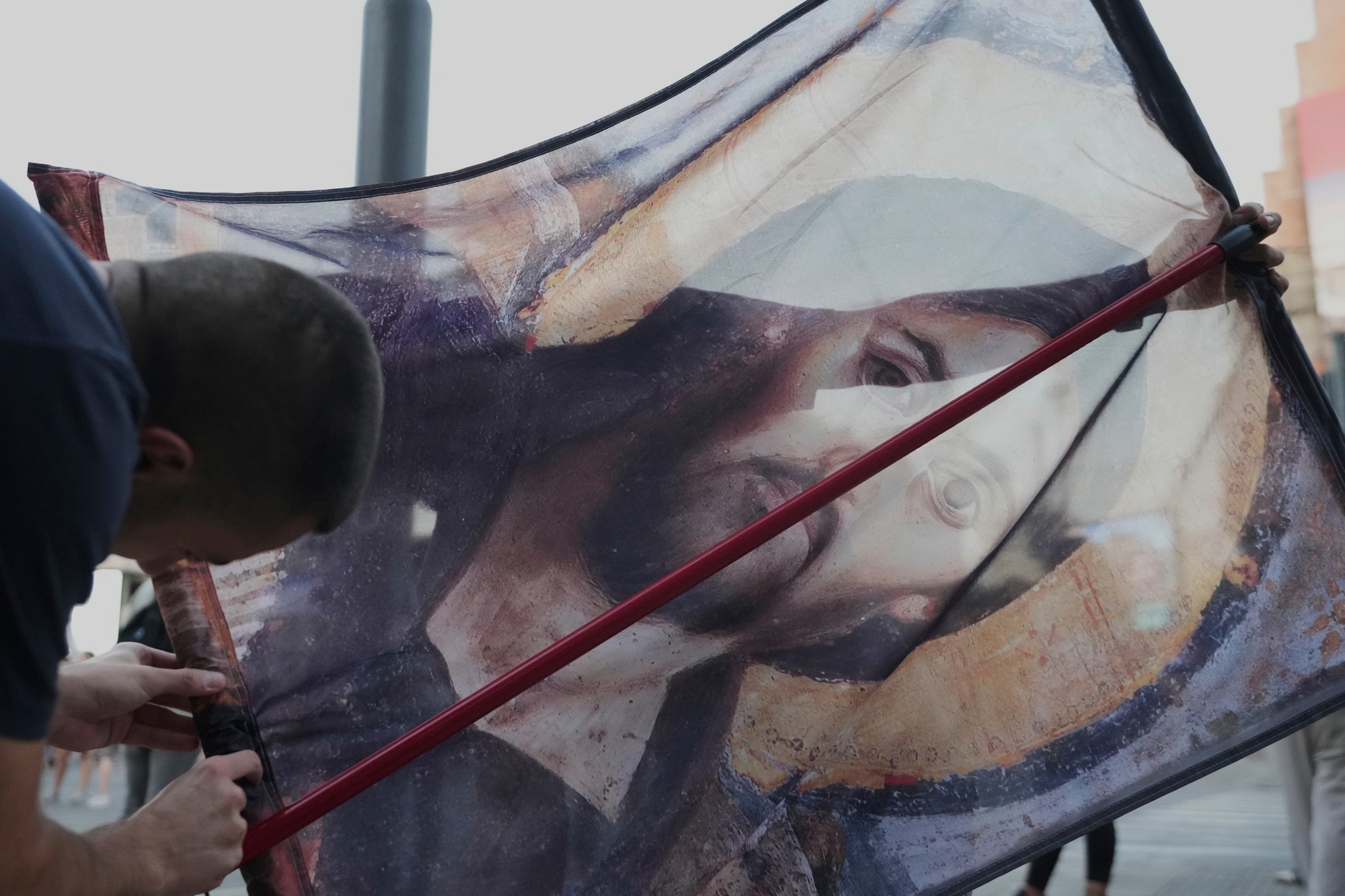 Protivládni demonštranti počas protestu neďaleko kancelárie Srbskej pokrokovej strany v Belehrade.