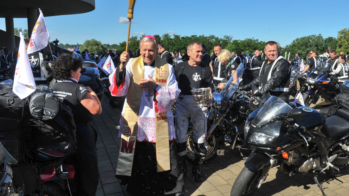 180 motocyklistów wyruszyło w sobotę rano z Krakowa na trasę rajdu-pielgrzymki do Watykanu. Do papieża Franciszka zawiozą "Iskrę miłosierdzia", a mieszkańcom Europy chcą przypomnieć, że wkrótce rozpoczynają się Światowe Dni Młodzieży.