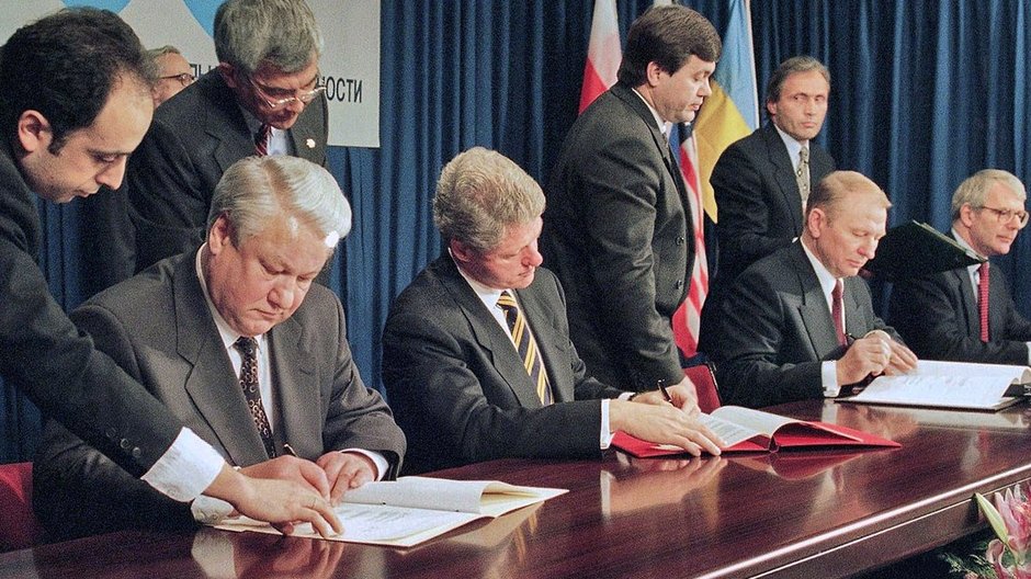 Podpisanie memorandum budpesztańskiego: Borys Jelcyn, Bill Clinton, Leonid Kuczma i John Major