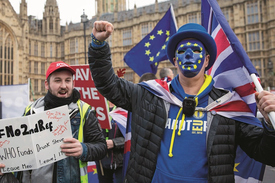 W dyskusji na temat brexitu z powodzeniem konkurują wykluczające się wizje przyszłości Wysp, bo rywalizacja prowadzona jest na poziomie prawdopodobnego scenariusza 