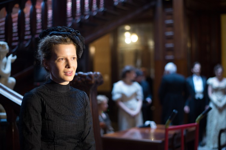 Odtwórczyni roli tytułowej Karolina Gruszka na planie filmu 'Maria Curie'