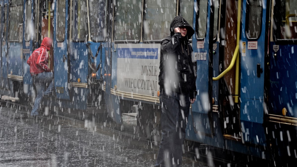 Z godziny na godzinę zwiększa się ruch na drogach dojazdowych do miast. Jak zaznaczają policjanci na razie nie ma korków, ale sytuacja jest trudna m.in. z powodu opadów deszczu, a miejscami, na południu kraju, śniegu. Z powodu intensywnych opadów śniegu odbiorców bez prądu wciąż przybywa w woj. dolnośląskim, choć awarie są usuwane w miarę na bieżąco. Obecnie w regionie, Wałbrzycha, Kotliny Kłodzkiej i Jeleniogórskiej, Legnicy i Wrocławia prądu nie ma 102 tys. odbiorców.