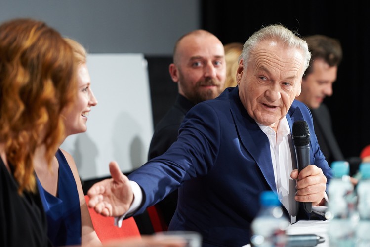 Jerzy Skolimowski oraz aktorzy Paulina Chapko i Wojciech Mecwaldowski podczas spotkania z dziennikarzami