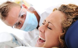 Zęby bolą silniej w trakcie miesiączki? "Kobiece sprawy" a zdrowie jamy ustnej FAKTY I MITY