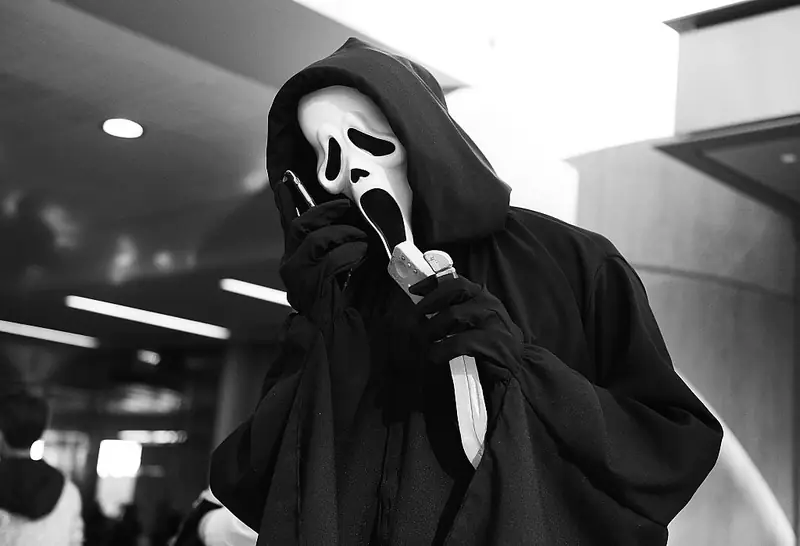 Ghostface, seryjny morderca z filmu &quot;Krzyk&quot;. Comic Con Nowy Jork Fot.  Daniel Zuchnik/Getty Images