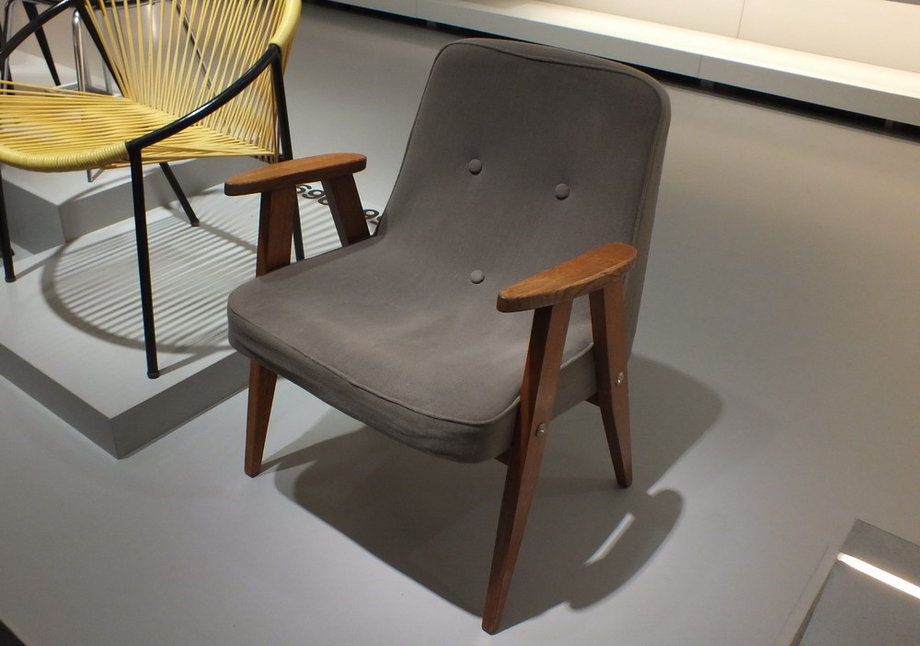 Fotele zaprojektowane przez Józefa Chierowskiego były masowo produkowane przez następne dwie dekady w niezmienionej postaci