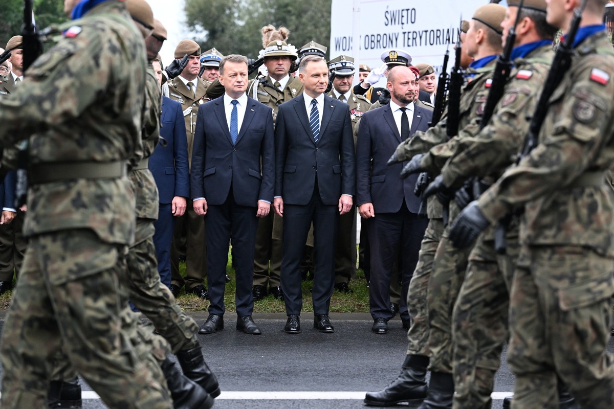Minister obrony narodowej Mariusz Błaszczak, prezydent RP Andrzej Duda i szef BBN Jacek Siewiera podczas uroczystości z okazji Święta Wojsk Obrony Terytorialnej, w Rzeszowie.