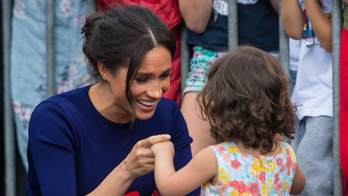 Książę Harry i Meghan Markle oficjalnie ogłosili, że spodziewają się swojego pierwszego dziecka w październiku 2018 roku. Kiedy na świat przyjdzie kolejne "royal baby", jaki tytuł dostanie (lub nie) i kiedy królowa Elżbieta II po raz pierwszy zobaczy swojego ósmego prawnuka? Oto wszystko, co wiemy o dziecku książąt Sussex!