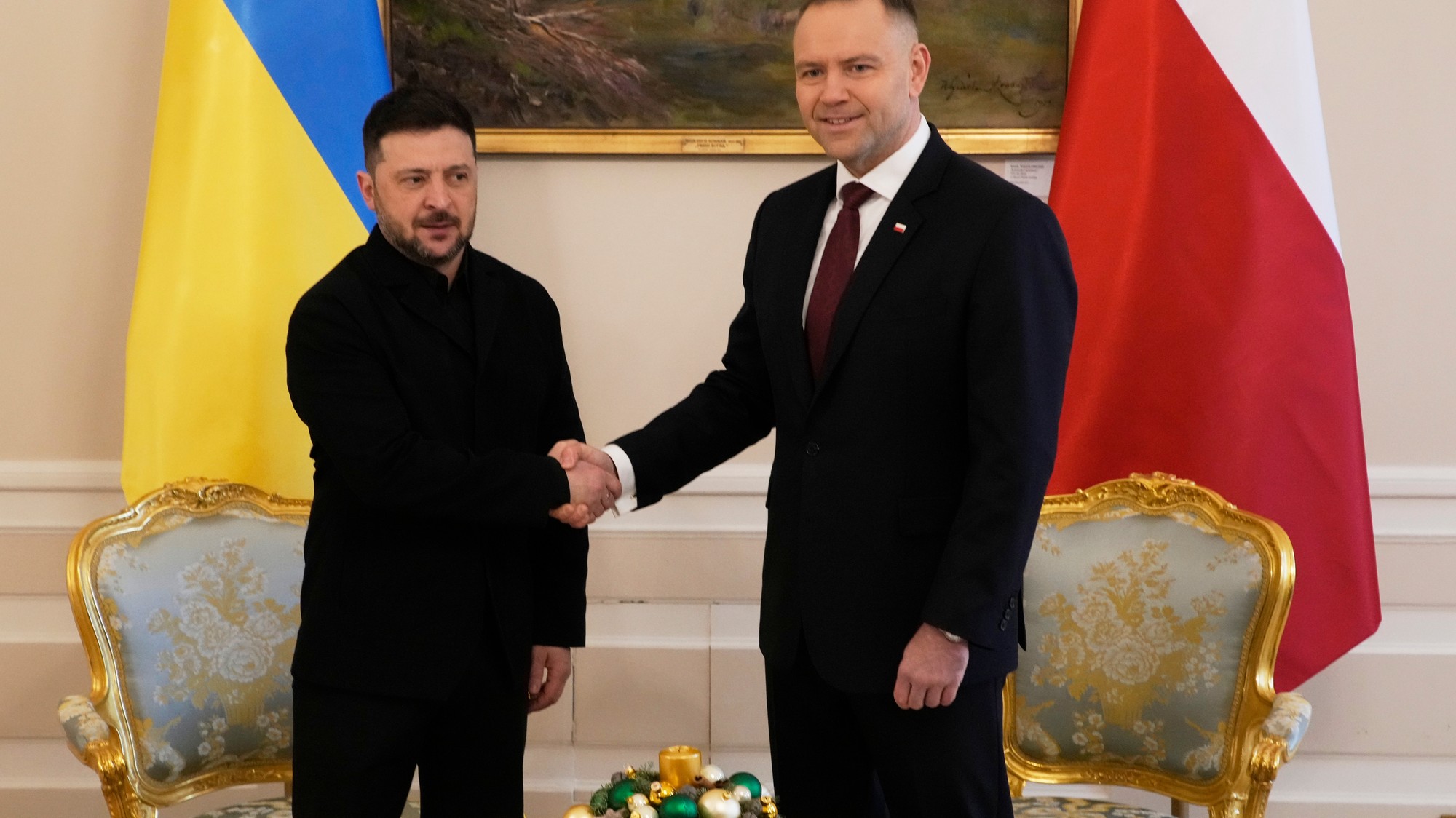 Poľský prezident Karol Nawrocki  (vpravo) si podáva ruku s ukrajinským prezidentom Volodymyrom Zelenským.