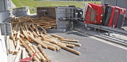 Zobacz, jak ciężarówka zgubiła bale! FOTO