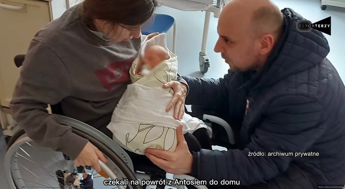 Po porodzie szpital nie pozwolił im zabrać Antosia do domu. Bo są niepełnosprawni