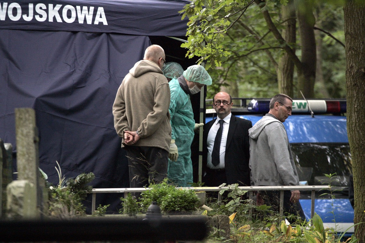 Mec. Stefan Hambura na miejscu ekshumacji zwłok Anny Walentynowicz