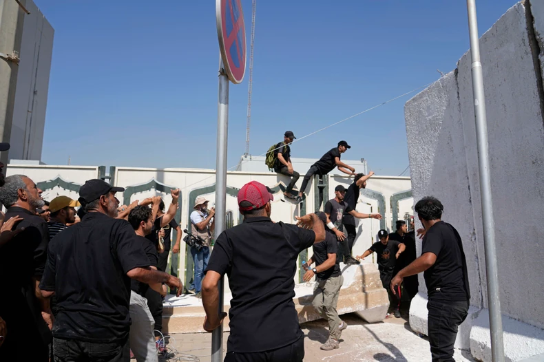 Veliki sukobi u Bagdadu, Irak, nakon povlačenja šiitskog verskog vođe Moktada al Sadra